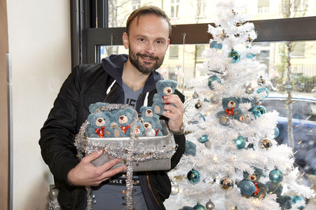 Michael Sandorov beim Teddy-Charity-Verkauf in München