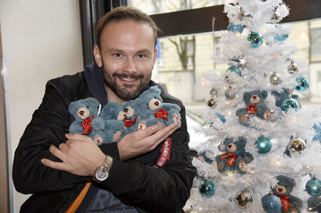 Michael Sandorov beim Teddy-Charity-Verkauf in München