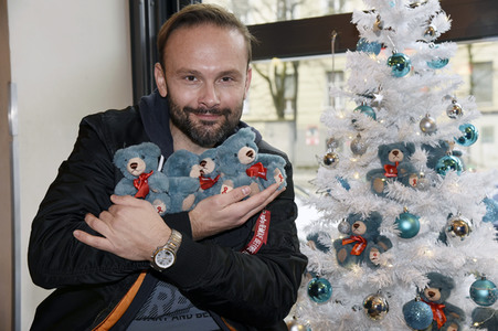 Michael Sandorov beim Teddy-Charity-Verkauf in München