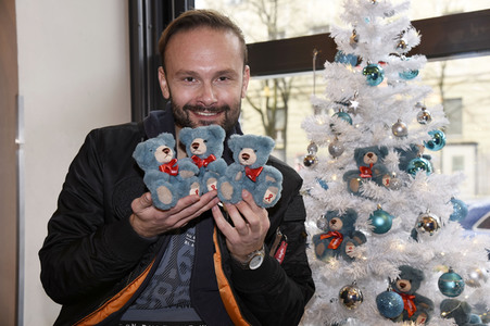 Michael Sandorov beim Teddy-Charity-Verkauf in München