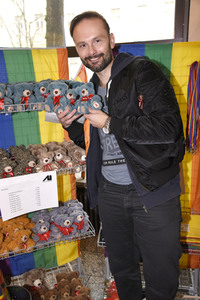 Michael Sandorov beim Teddy-Charity-Verkauf in München