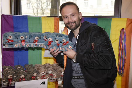 Michael Sandorov beim Teddy-Charity-Verkauf in München