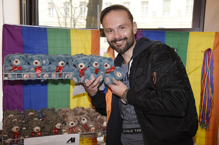 Michael Sandorov beim Teddy-Charity-Verkauf in München