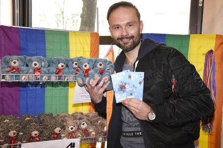 Michael Sandorov beim Teddy-Charity-Verkauf in München