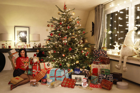 Dany Michalski mit Bodypainting-Geschenkpaket in Einbeck