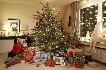 Dany Michalski mit Bodypainting-Geschenkpaket in Einbeck