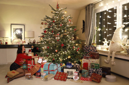 Dany Michalski mit Bodypainting-Geschenkpaket in Einbeck