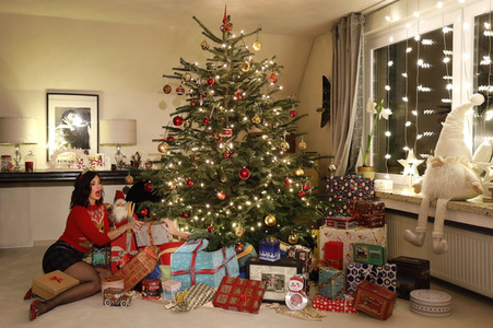 Dany Michalski mit Bodypainting-Geschenkpaket in Einbeck