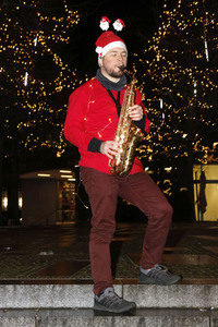 Klime Levene spielt Weihnachtslieder in Berlin