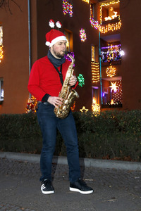 Klime Levene spielt Weihnachtslieder in Berlin