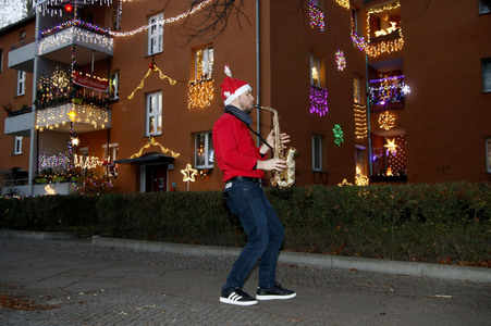 Klime Levene spielt Weihnachtslieder in Berlin