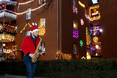 Klime Levene spielt Weihnachtslieder in Berlin