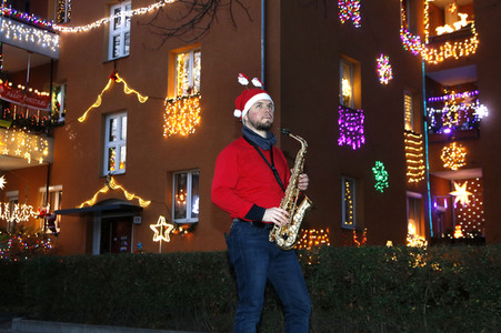 Klime Levene spielt Weihnachtslieder in Berlin