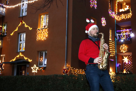 Klime Levene spielt Weihnachtslieder in Berlin