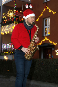 Klime Levene spielt Weihnachtslieder in Berlin