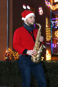 Klime Levene spielt Weihnachtslieder in Berlin