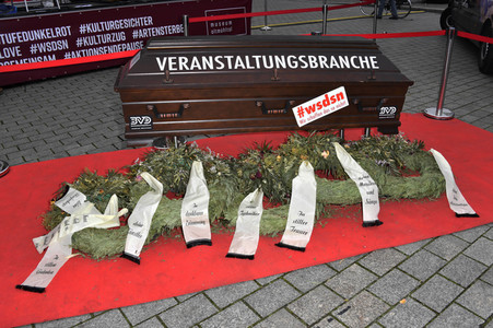 Mahnwache vom Aktionsbündnis 'Alarmstufe Dunkelrot' in Berlin