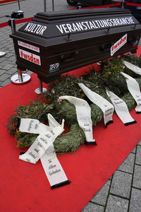 Mahnwache vom Aktionsbündnis 'Alarmstufe Dunkelrot' in Berlin