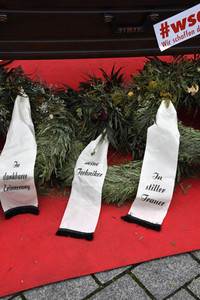 Mahnwache vom Aktionsbündnis 'Alarmstufe Dunkelrot' in Berlin