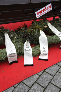 Mahnwache vom Aktionsbündnis 'Alarmstufe Dunkelrot' in Berlin