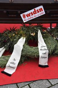 Mahnwache vom Aktionsbündnis 'Alarmstufe Dunkelrot' in Berlin