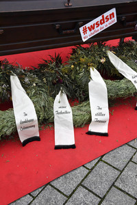 Mahnwache vom Aktionsbündnis 'Alarmstufe Dunkelrot' in Berlin