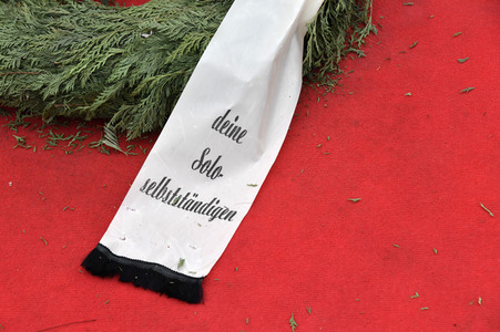 Mahnwache vom Aktionsbündnis 'Alarmstufe Dunkelrot' in Berlin