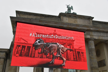 Mahnwache vom Aktionsbündnis 'Alarmstufe Dunkelrot' in Berlin