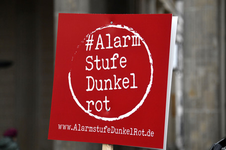 Mahnwache vom Aktionsbündnis 'Alarmstufe Dunkelrot' in Berlin