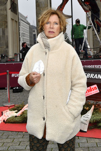 Mahnwache vom Aktionsbündnis 'Alarmstufe Dunkelrot' in Berlin