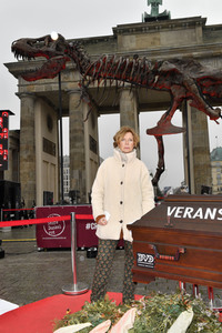 Mahnwache vom Aktionsbündnis 'Alarmstufe Dunkelrot' in Berlin