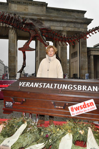 Mahnwache vom Aktionsbündnis 'Alarmstufe Dunkelrot' in Berlin