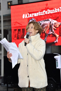 Mahnwache vom Aktionsbündnis 'Alarmstufe Dunkelrot' in Berlin