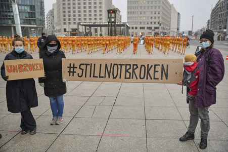 Installation 'Broken' gegen Gewalt an Frauen in Berlin