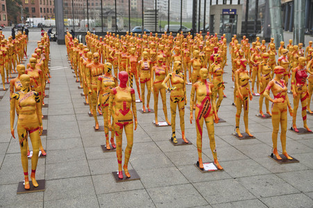 Installation 'Broken' gegen Gewalt an Frauen in Berlin