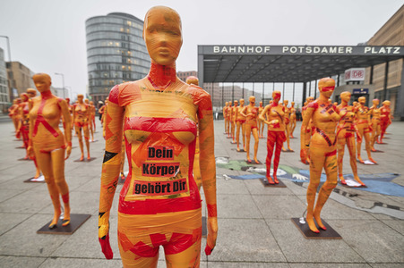 Installation 'Broken' gegen Gewalt an Frauen in Berlin