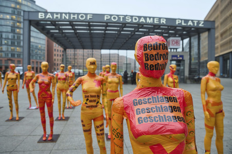 Installation 'Broken' gegen Gewalt an Frauen in Berlin