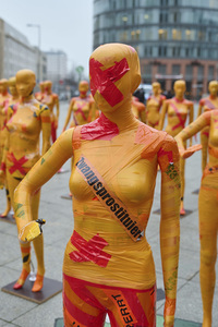 Installation 'Broken' gegen Gewalt an Frauen in Berlin