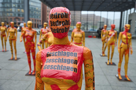 Installation 'Broken' gegen Gewalt an Frauen in Berlin