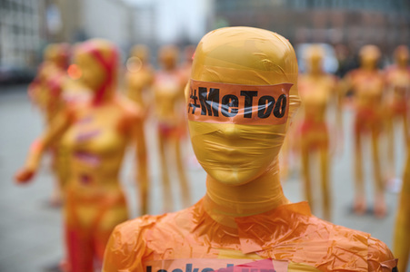 Installation 'Broken' gegen Gewalt an Frauen in Berlin