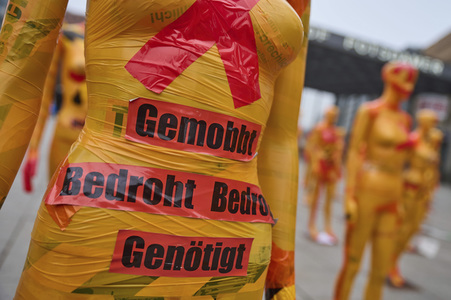 Installation 'Broken' gegen Gewalt an Frauen in Berlin