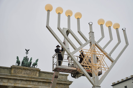 Zünden der ersten Kerze am Chanukka-Leuchter in Berlin