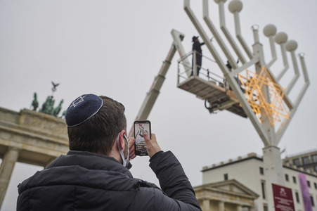 Zünden der ersten Kerze am Chanukka-Leuchter in Berlin