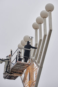 Zünden der ersten Kerze am Chanukka-Leuchter in Berlin