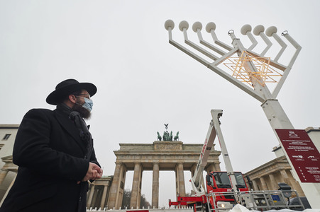 Zünden der ersten Kerze am Chanukka-Leuchter in Berlin