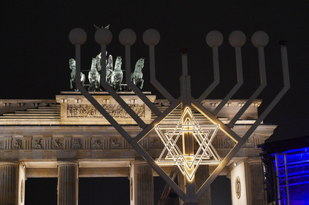 Zünden der ersten Kerze am Chanukka-Leuchter in Berlin