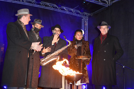 Zünden der ersten Kerze am Chanukka-Leuchter in Berlin