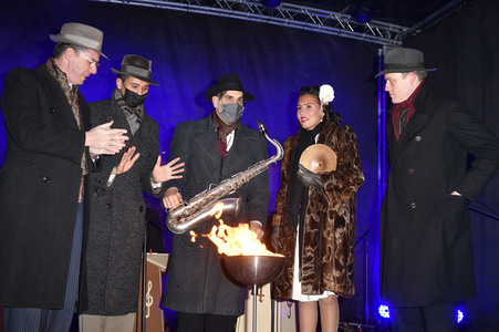 Zünden der ersten Kerze am Chanukka-Leuchter in Berlin