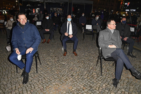 Zünden der ersten Kerze am Chanukka-Leuchter in Berlin