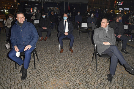 Zünden der ersten Kerze am Chanukka-Leuchter in Berlin